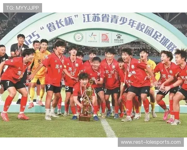 成都足球名将盘点:十大本土球星的成长与成就 成都足球名将盘点:十大本土球星的成长与成就